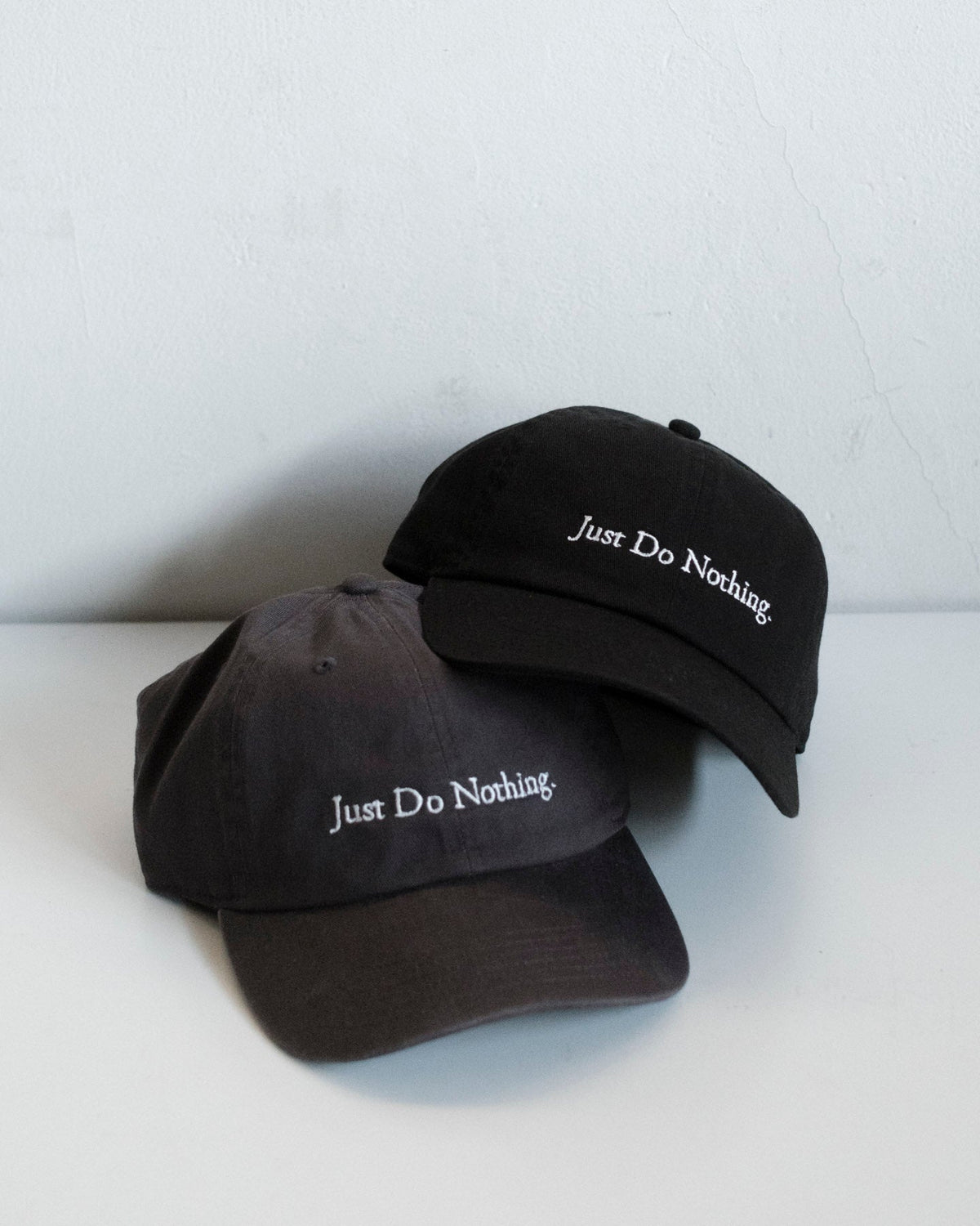 Do Nothing Congress(ドゥナッシングコングレス) JUST DO NOTHING CAP 刺繍ロゴキャップ ブラック チャコールグレー 2色を重ねたフロント