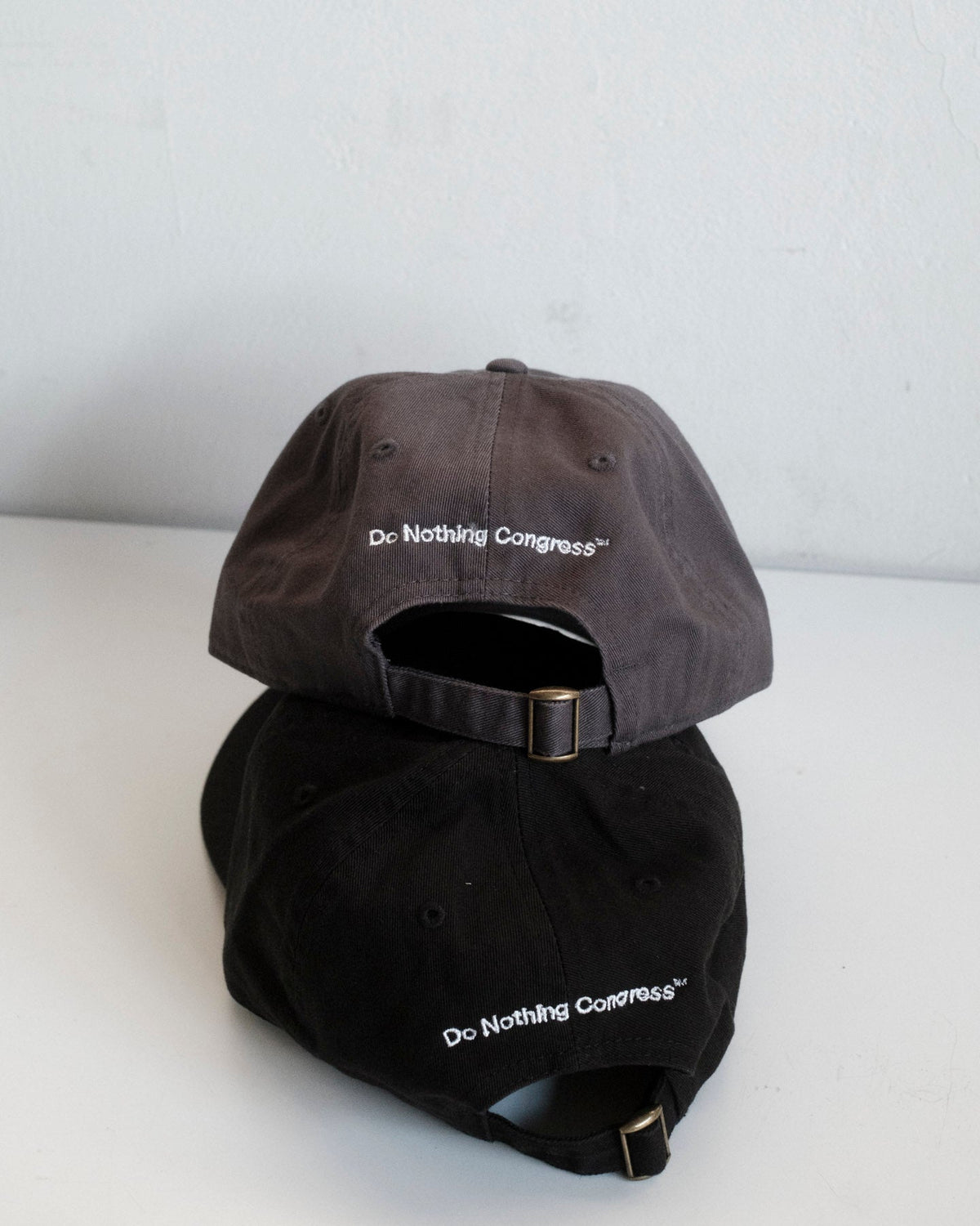 Do Nothing Congress(ドゥナッシングコングレス) JUST DO NOTHING CAP 刺繍ロゴキャップ ブラック チャコールグレー 2色を重ねた背面