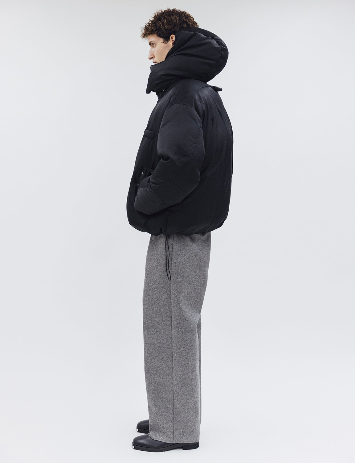 OUAT(オーユーエーティー) 2026FW OFFICE PUFFER ウールキュプラダウンジャケット ブラック 着用イメージ サイド