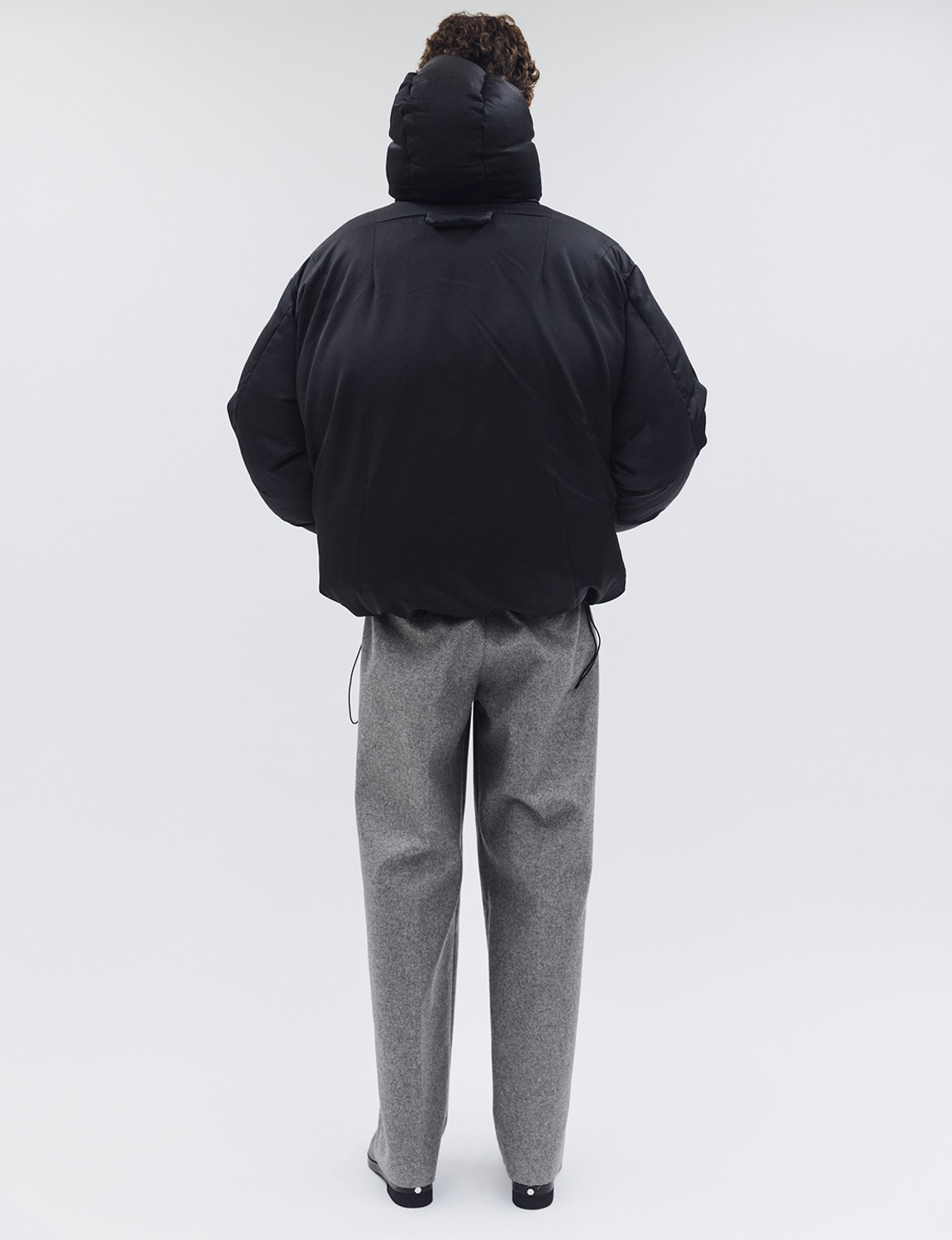 OUAT(オーユーエーティー) 2026FW OFFICE PUFFER ウールキュプラダウンジャケット ブラック 着用イメージ バック