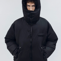 OUAT(オーユーエーティー) 2026FW OFFICE PUFFER ウールキュプラダウンジャケット ブラック フードをかぶった着用イメージ
