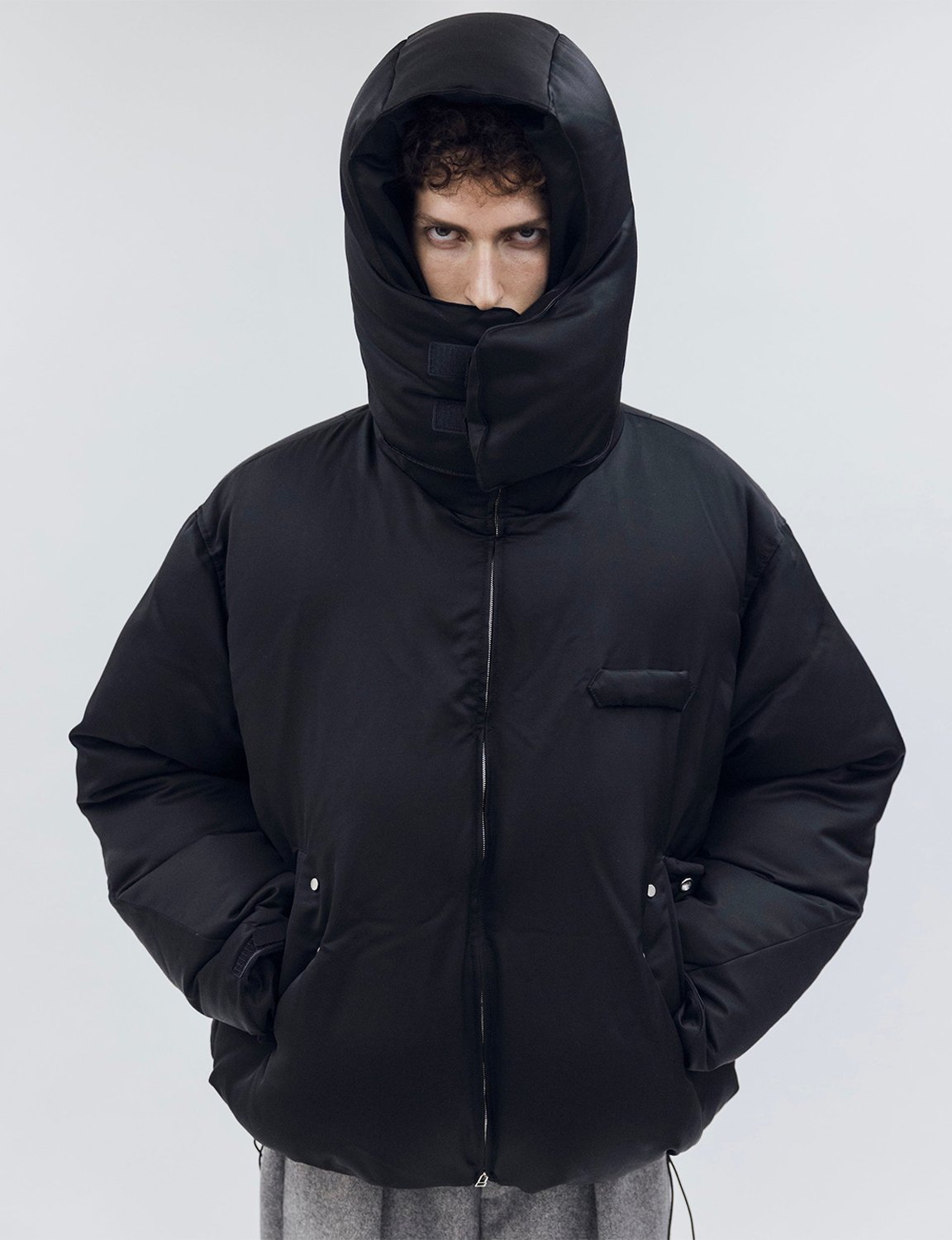 OUAT(オーユーエーティー) 2026FW OFFICE PUFFER ウールキュプラダウンジャケット ブラック フードをかぶった着用イメージ
