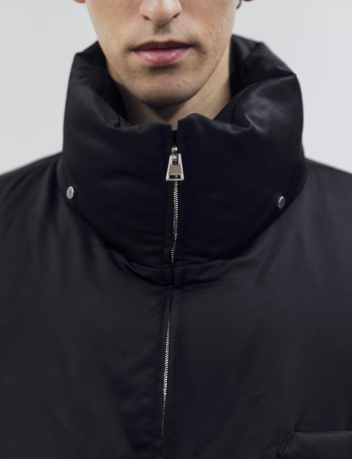 OUAT(オーユーエーティー) 2026FW OFFICE PUFFER ウールキュプラダウンジャケット ブラック 襟元とファスナーのディテール