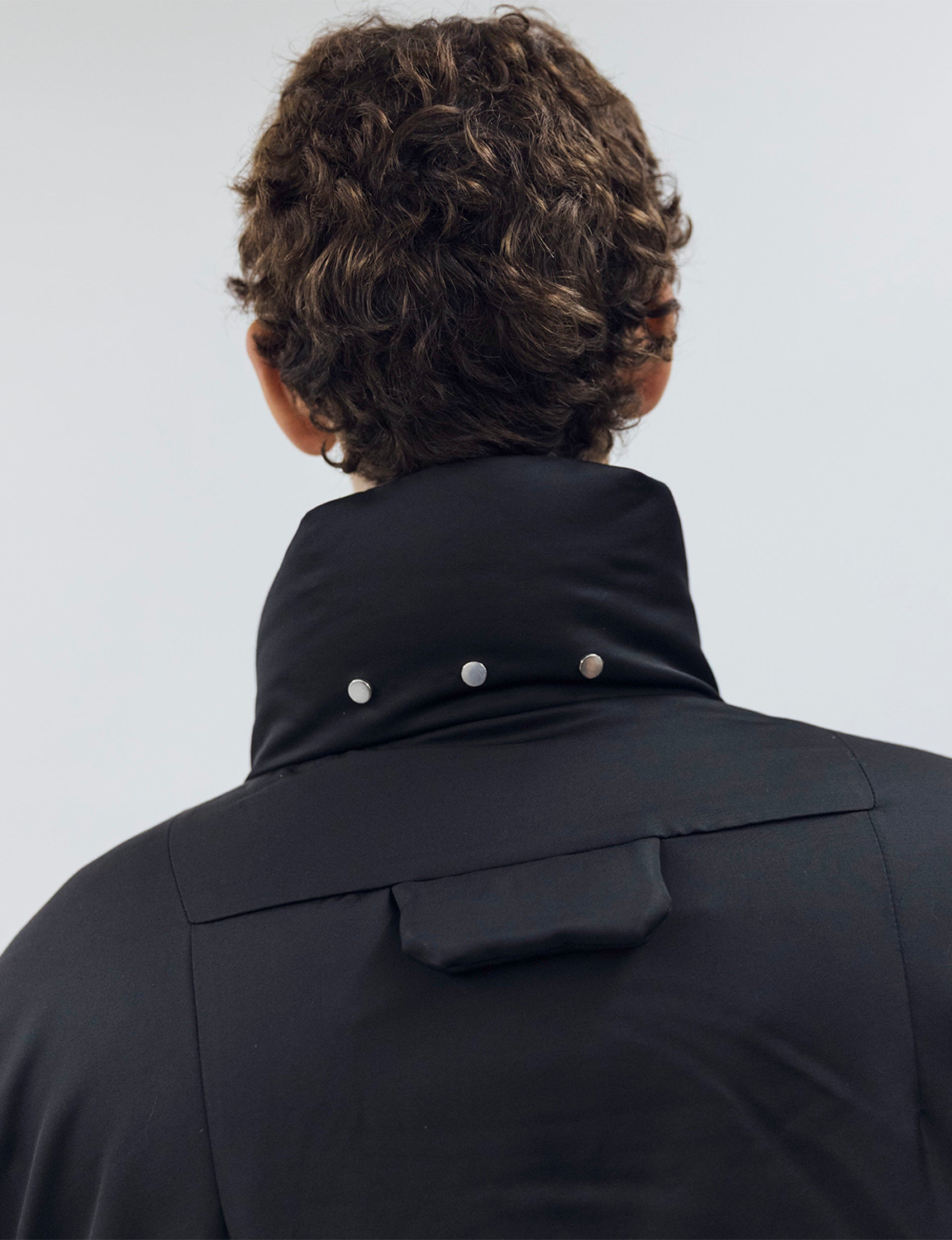 OUAT(オーユーエーティー) 2026FW OFFICE PUFFER ウールキュプラダウンジャケット ブラック 背面のメタポケットのディテール