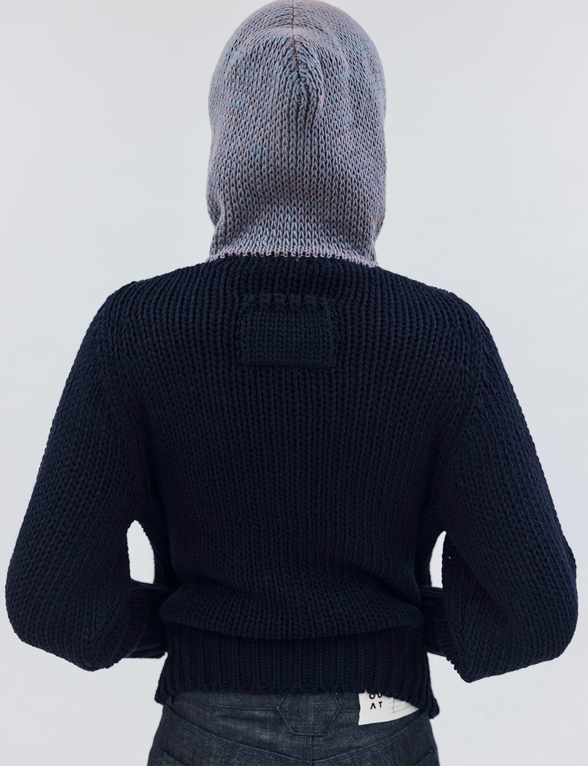 OUAT(オーユーエーティー) 2026FW META KNIT PARKA ローゲージニットフライトパーカー ネイビー フードをかぶったバック