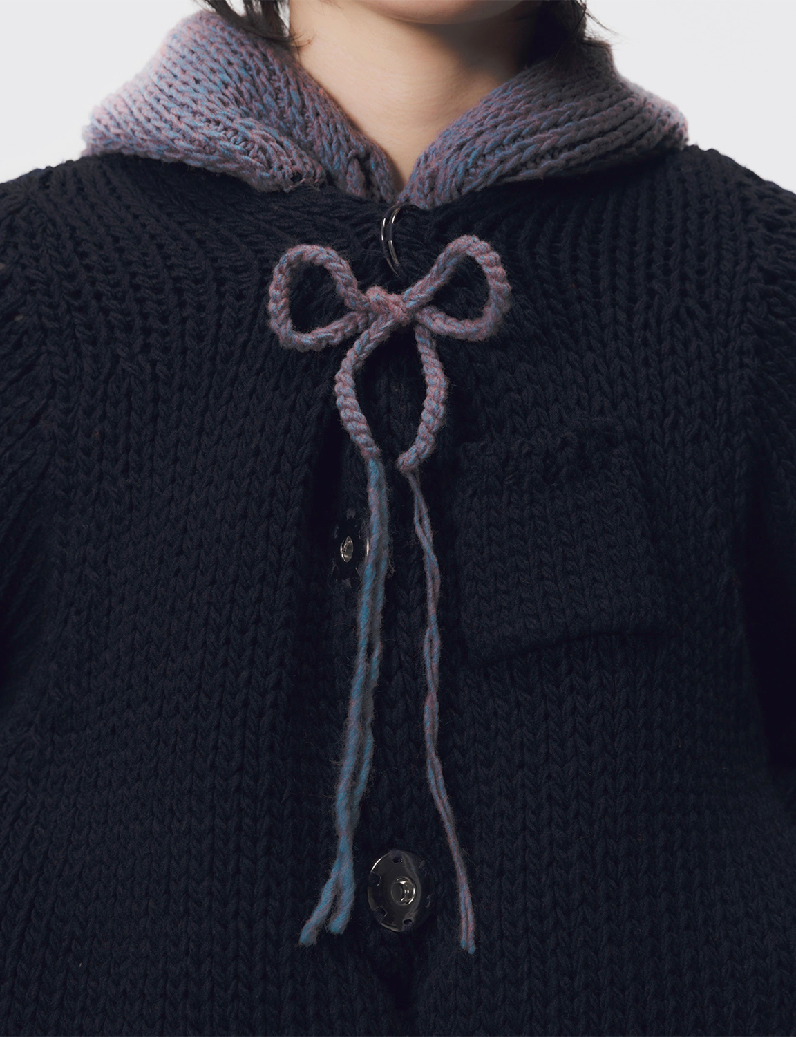 OUAT(オーユーエーティー) 2026FW META KNIT PARKA ローゲージニットフライトパーカー ネイビー 紐とボタンのディテール