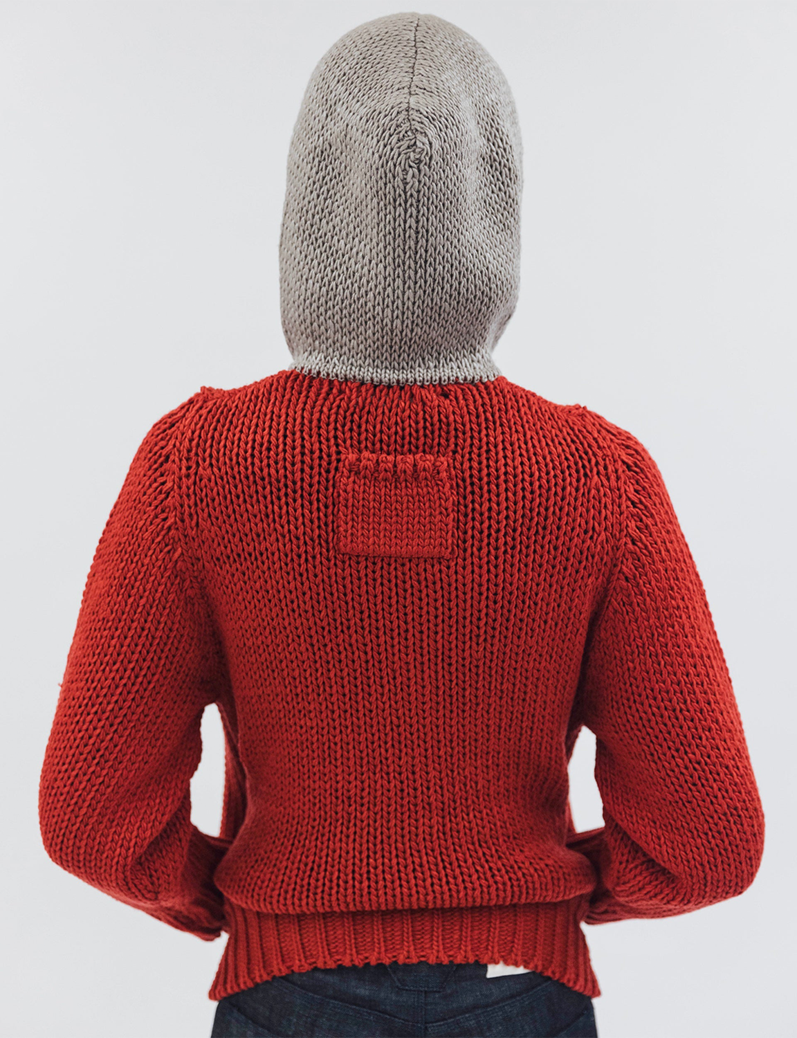 OUAT(オーユーエーティー) 2026FW META KNIT PARKA ローゲージニットフライトパーカー レッド フードをかぶったバック