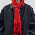 OUAT(オーユーエーティー) 2026FW OFFICE SCARF カシミアフリンジマフラー レッド 長く垂らした着用イメージ
