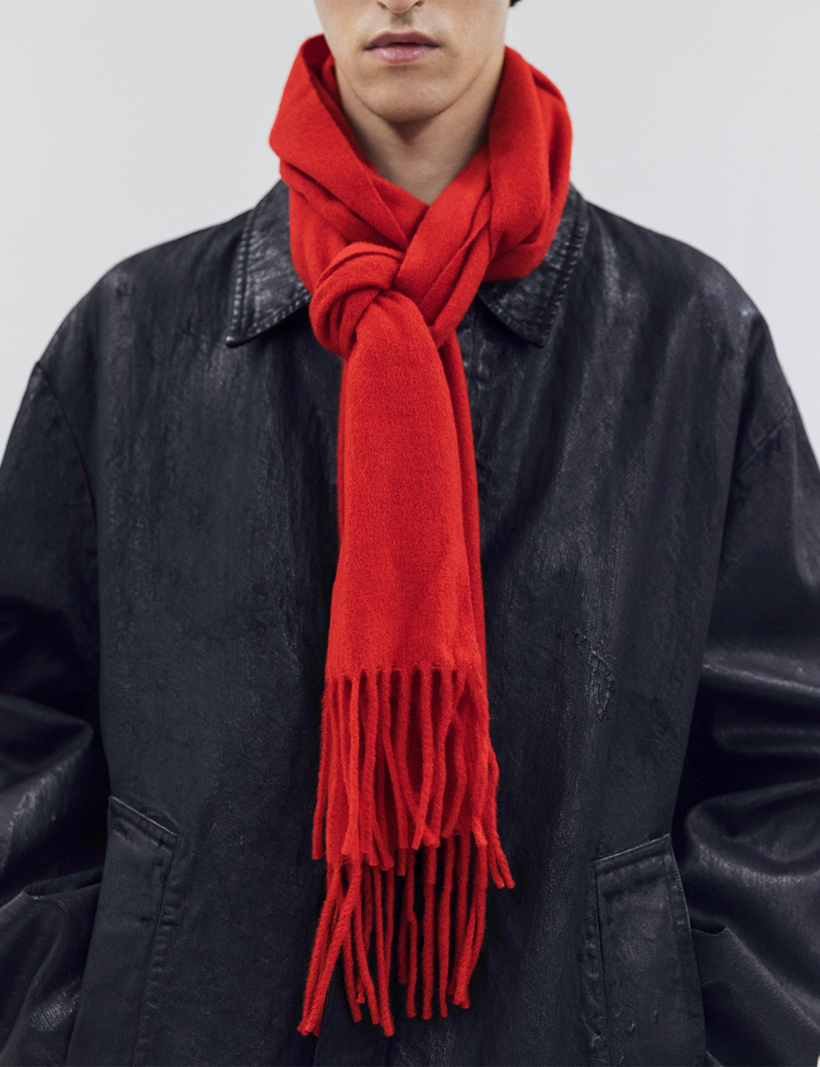 OUAT(オーユーエーティー) 2026FW OFFICE SCARF カシミアフリンジマフラー レッド 長く垂らした着用イメージ