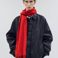 OUAT(オーユーエーティー) 2026FW OFFICE SCARF カシミアフリンジマフラー レッド 巻いた着用イメージ サイド