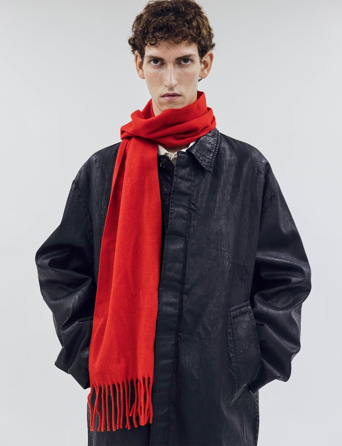 OUAT(オーユーエーティー) 2026FW OFFICE SCARF カシミアフリンジマフラー レッド 巻いた着用イメージ サイド