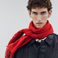 OUAT(オーユーエーティー) 2026FW OFFICE SCARF カシミアフリンジマフラー レッド 巻いた着用イメージ アップ