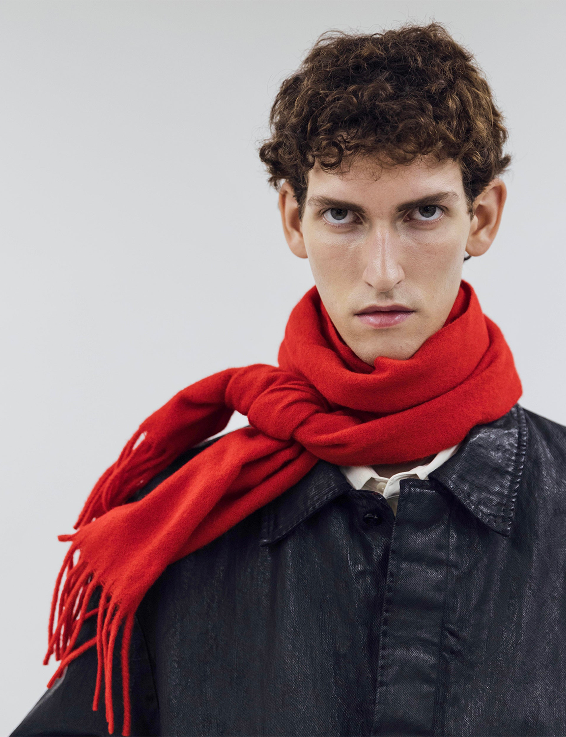 OUAT(オーユーエーティー) 2026FW OFFICE SCARF カシミアフリンジマフラー レッド 巻いた着用イメージ アップ