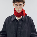OUAT(オーユーエーティー) 2026FW OFFICE SCARF カシミアフリンジマフラー レッド 首元に巻いた着用イメージ