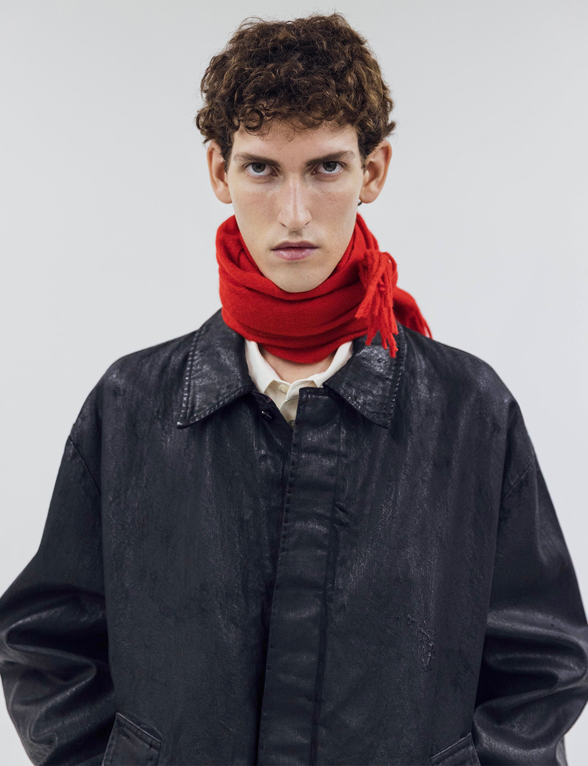 OUAT(オーユーエーティー) 2026FW OFFICE SCARF カシミアフリンジマフラー レッド 首元に巻いた着用イメージ