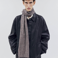 OUAT(オーユーエーティー) 2026FW OFFICE SCARF カシミアフリンジマフラー サンドグレー 垂らした着用イメージ