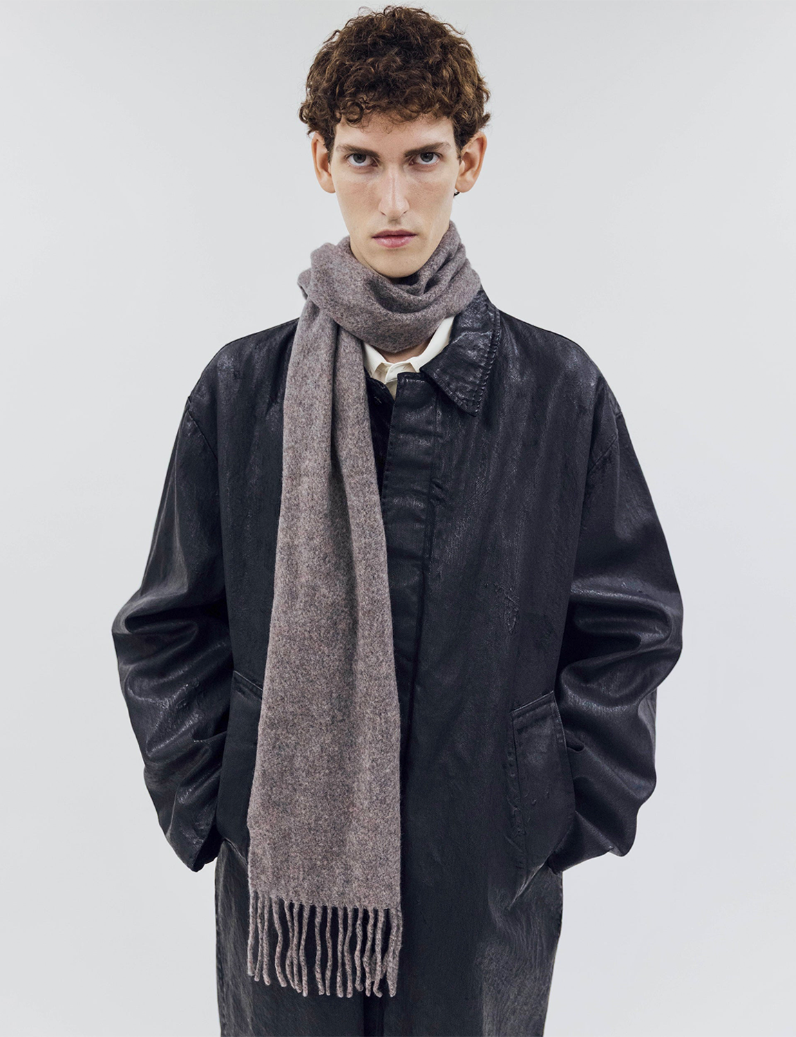 OUAT(オーユーエーティー) 2026FW OFFICE SCARF カシミアフリンジマフラー サンドグレー 垂らした着用イメージ