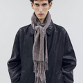 OUAT(オーユーエーティー) 2026FW OFFICE SCARF カシミアフリンジマフラー サンドグレー 着用イメージ 斜め