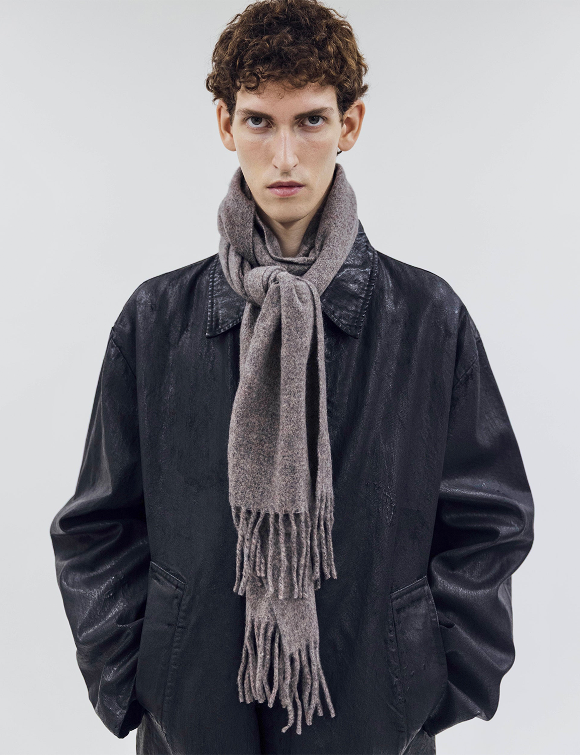 OUAT(オーユーエーティー) 2026FW OFFICE SCARF カシミアフリンジマフラー サンドグレー 着用イメージ 斜め