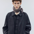 OUAT(オーユーエーティー) 2026FW OFFICE SCARF カシミアフリンジマフラー サンドグレー 首元に巻いた着用イメージ