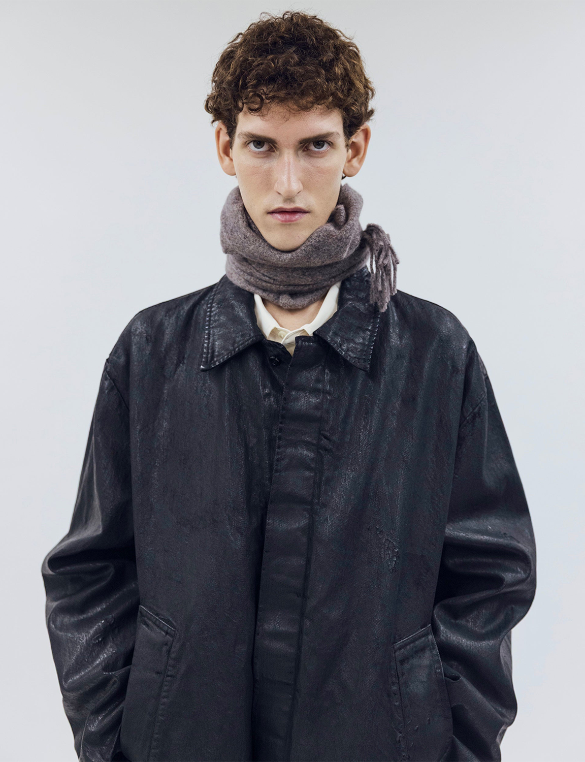 OUAT(オーユーエーティー) 2026FW OFFICE SCARF カシミアフリンジマフラー サンドグレー 首元に巻いた着用イメージ