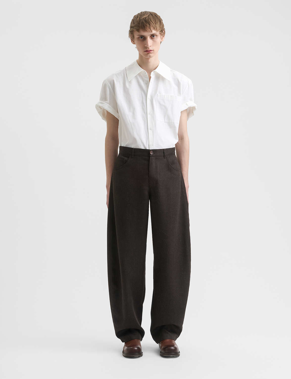 Séfr(セファー) 2026FW Nasedo Trouser ウールバレルレッグトラウザー ダークブラウン 着用イメージ フロント