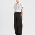Séfr(セファー) 2026FW Nasedo Trouser ウールバレルレッグトラウザー ダークブラウン 着用イメージ サイド