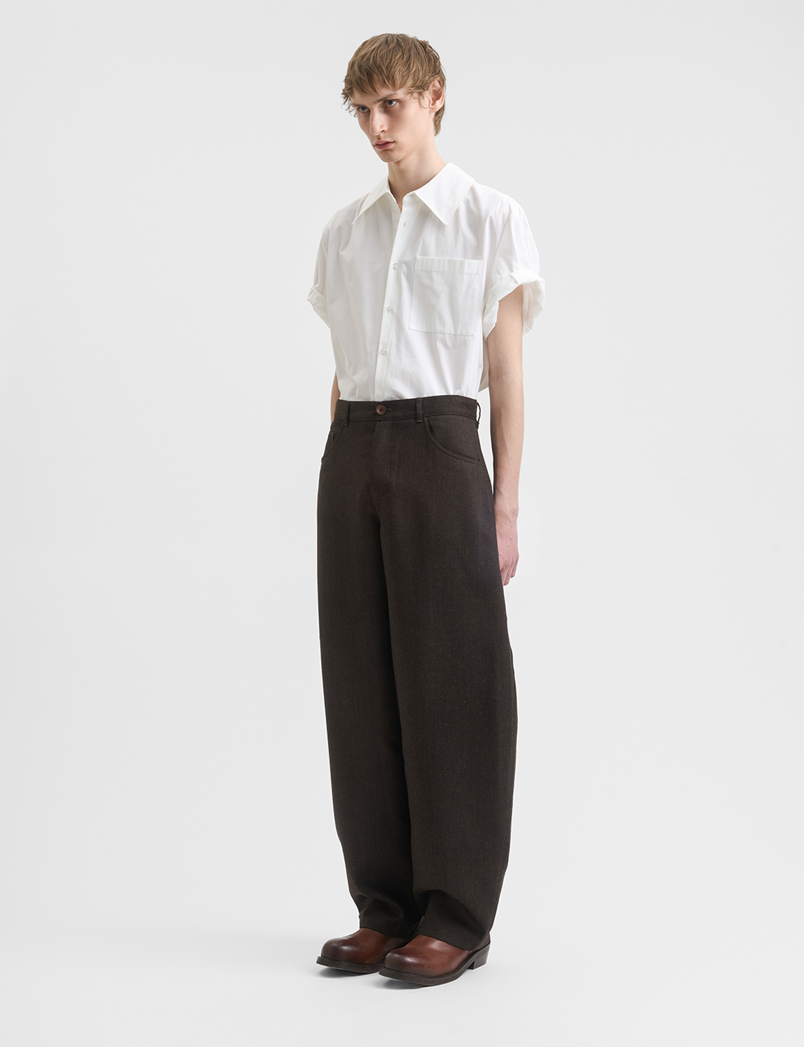 Séfr(セファー) 2026FW Nasedo Trouser ウールバレルレッグトラウザー ダークブラウン 着用イメージ サイド
