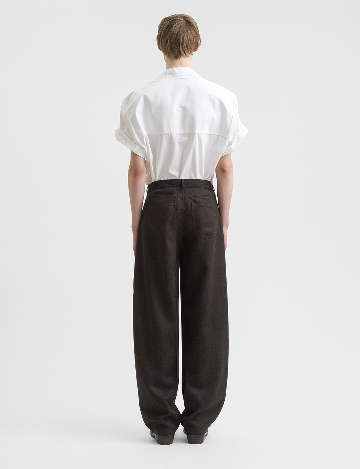 Séfr(セファー) 2026FW Nasedo Trouser ウールバレルレッグトラウザー ダークブラウン 着用イメージ バック