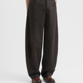 Séfr(セファー) 2026FW Nasedo Trouser ウールバレルレッグトラウザー ダークブラウン 着用時のレッグライン フロント