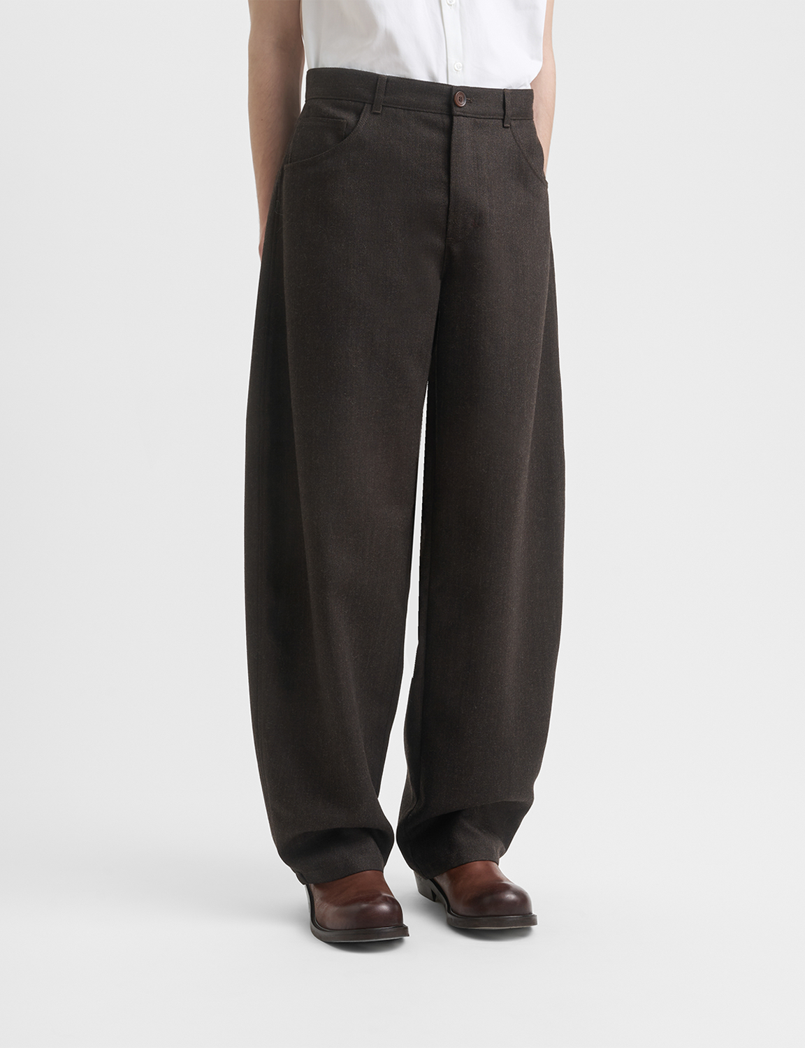 Séfr(セファー) 2026FW Nasedo Trouser ウールバレルレッグトラウザー ダークブラウン 着用時のレッグライン フロント