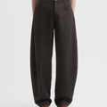 Séfr(セファー) 2026FW Nasedo Trouser ウールバレルレッグトラウザー ダークブラウン 着用時のレッグライン 斜め
