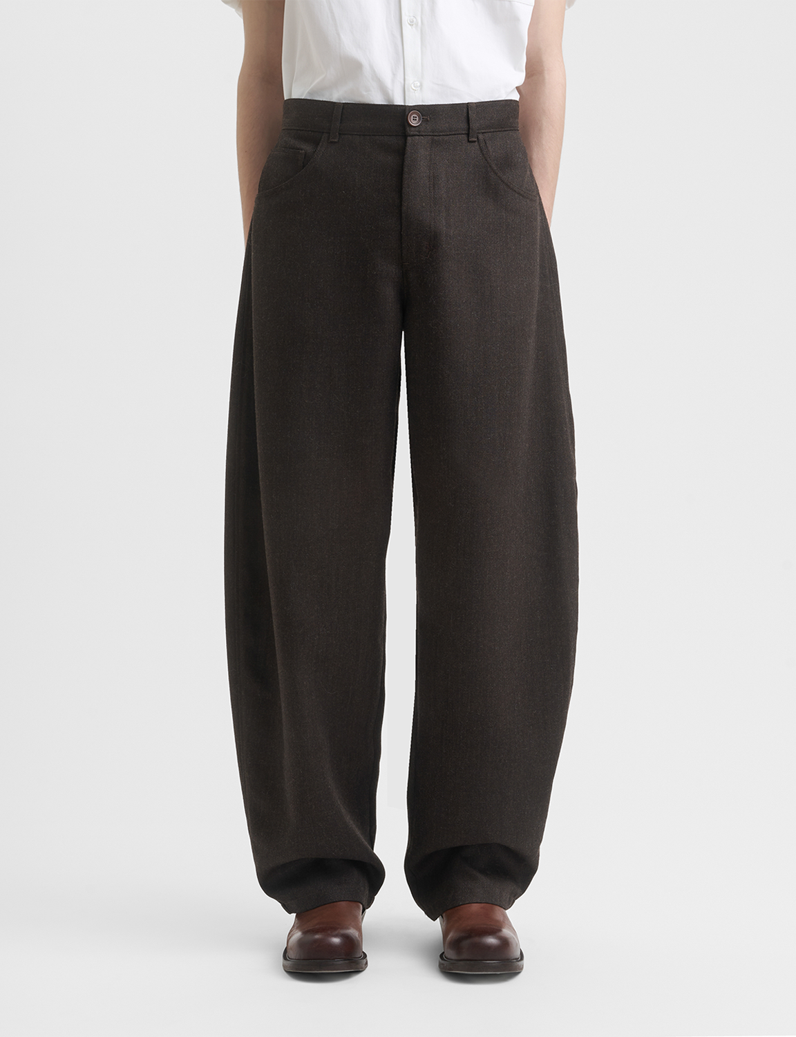 Séfr(セファー) 2026FW Nasedo Trouser ウールバレルレッグトラウザー ダークブラウン 着用時のレッグライン 斜め