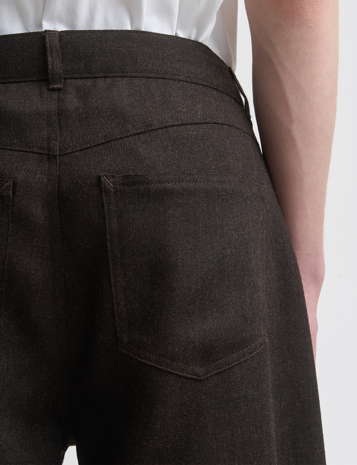 Séfr(セファー) 2026FW Nasedo Trouser ウールバレルレッグトラウザー ダークブラウン バックポケットのディテール