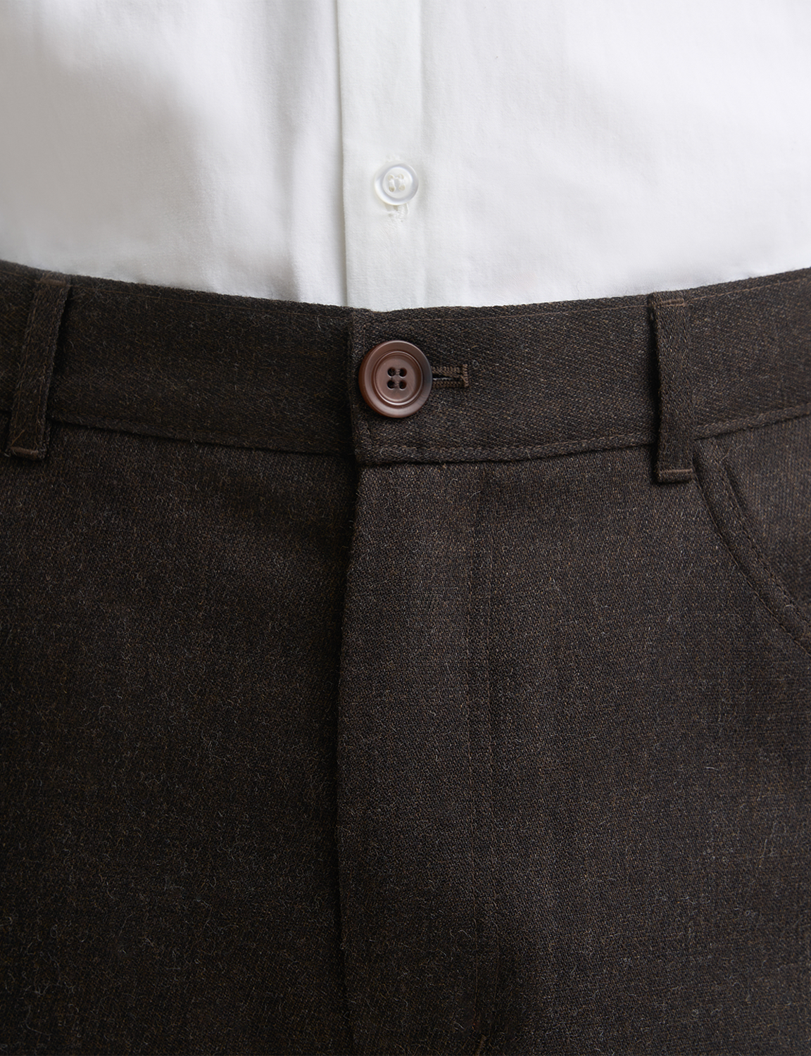 Séfr(セファー) 2026FW Nasedo Trouser ウールバレルレッグトラウザー ダークブラウン フロントボタンのディテール