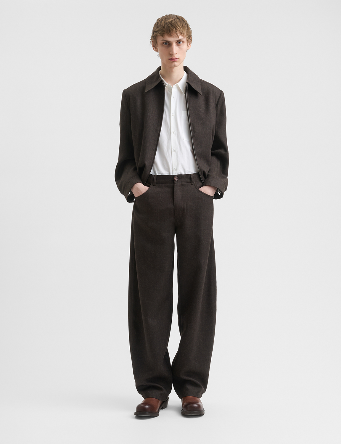 Séfr(セファー) 2026FW Nasedo Trouser ウールバレルレッグトラウザー ダークブラウン ジャケットを合わせた着用イメージ