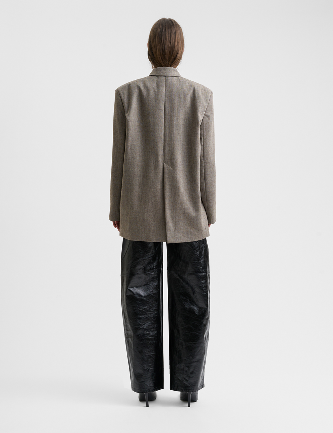 Séfr(セファー) 2026FW High Buttoned Blazer ウールオーバーサイズブレザー ベージュメランジ 着用イメージ バック