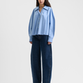 Séfr(セファー) 2026SS Pleated Shirt コットンポプリンプリーツシャツ ライトブルー 着用イメージ 斜め