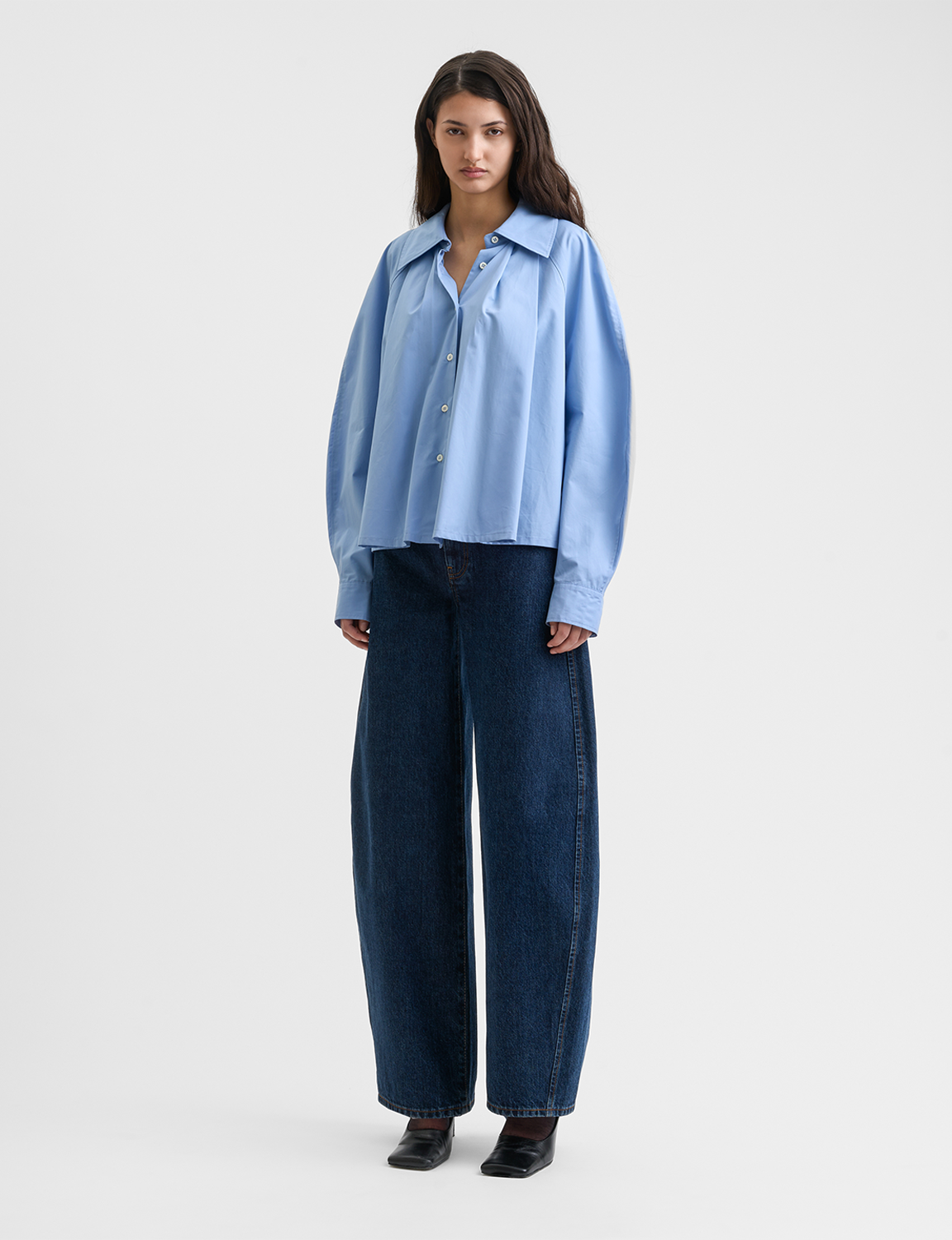 Séfr(セファー) 2026SS Pleated Shirt コットンポプリンプリーツシャツ ライトブルー 着用イメージ 斜め
