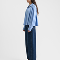 Séfr(セファー) 2026SS Pleated Shirt コットンポプリンプリーツシャツ ライトブルー 着用イメージ サイド
