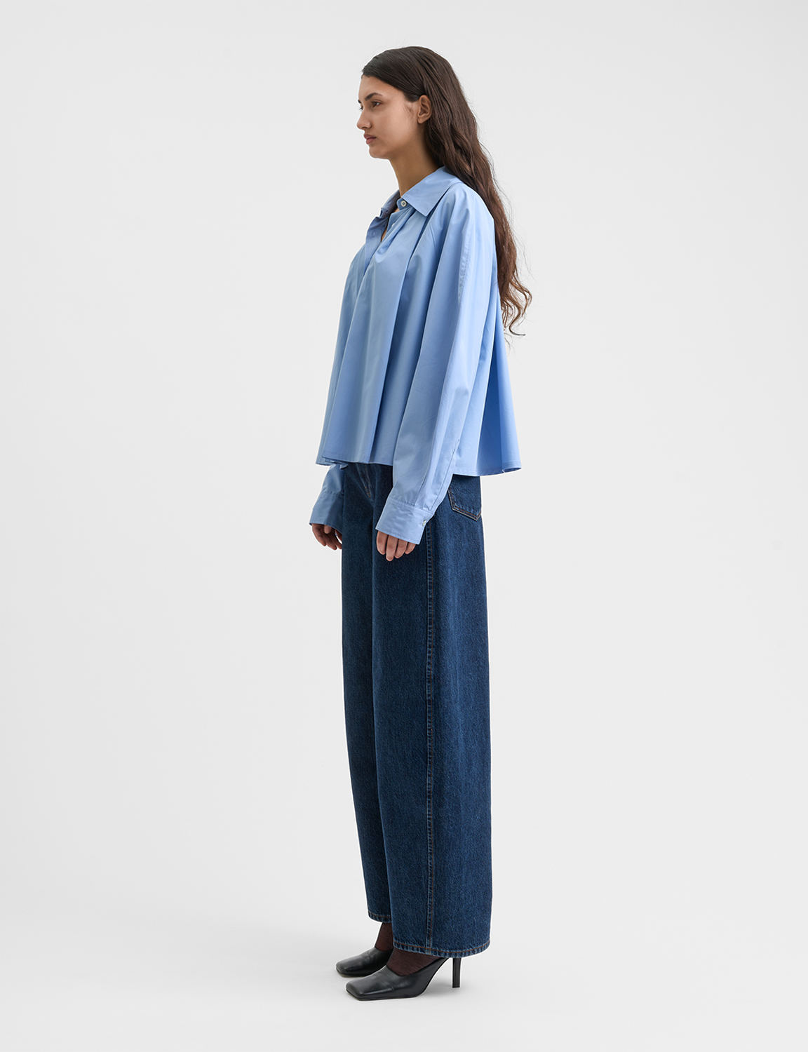Séfr(セファー) 2026SS Pleated Shirt コットンポプリンプリーツシャツ ライトブルー 着用イメージ サイド