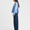 Séfr(セファー) 2026SS Pleated Shirt コットンポプリンプリーツシャツ ライトブルー 着用イメージ サイド（後ろ寄り）