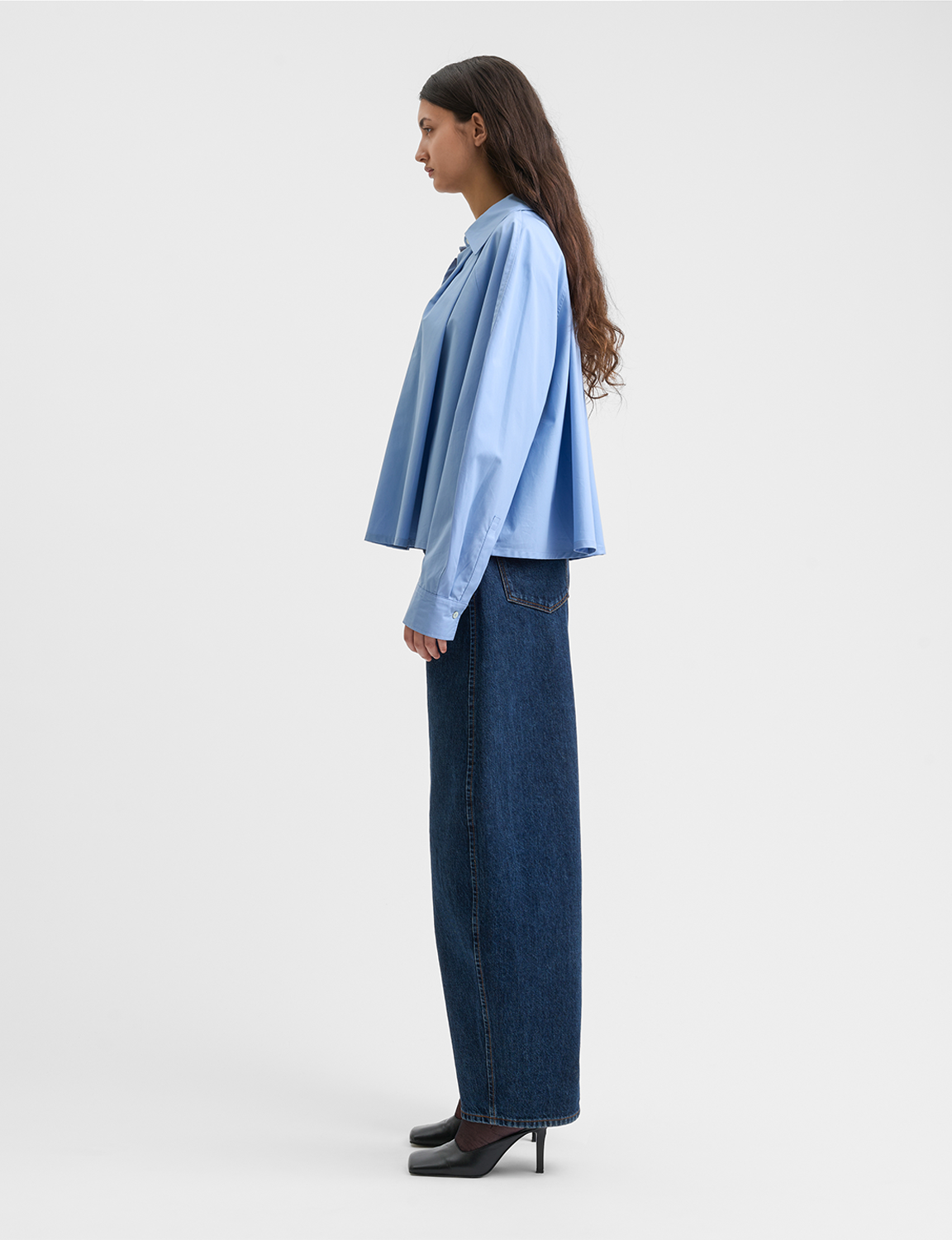 Séfr(セファー) 2026SS Pleated Shirt コットンポプリンプリーツシャツ ライトブルー 着用イメージ サイド（後ろ寄り）