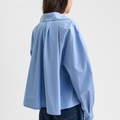 Séfr(セファー) 2026SS Pleated Shirt コットンポプリンプリーツシャツ ライトブルー 着用時のバックプリーツ