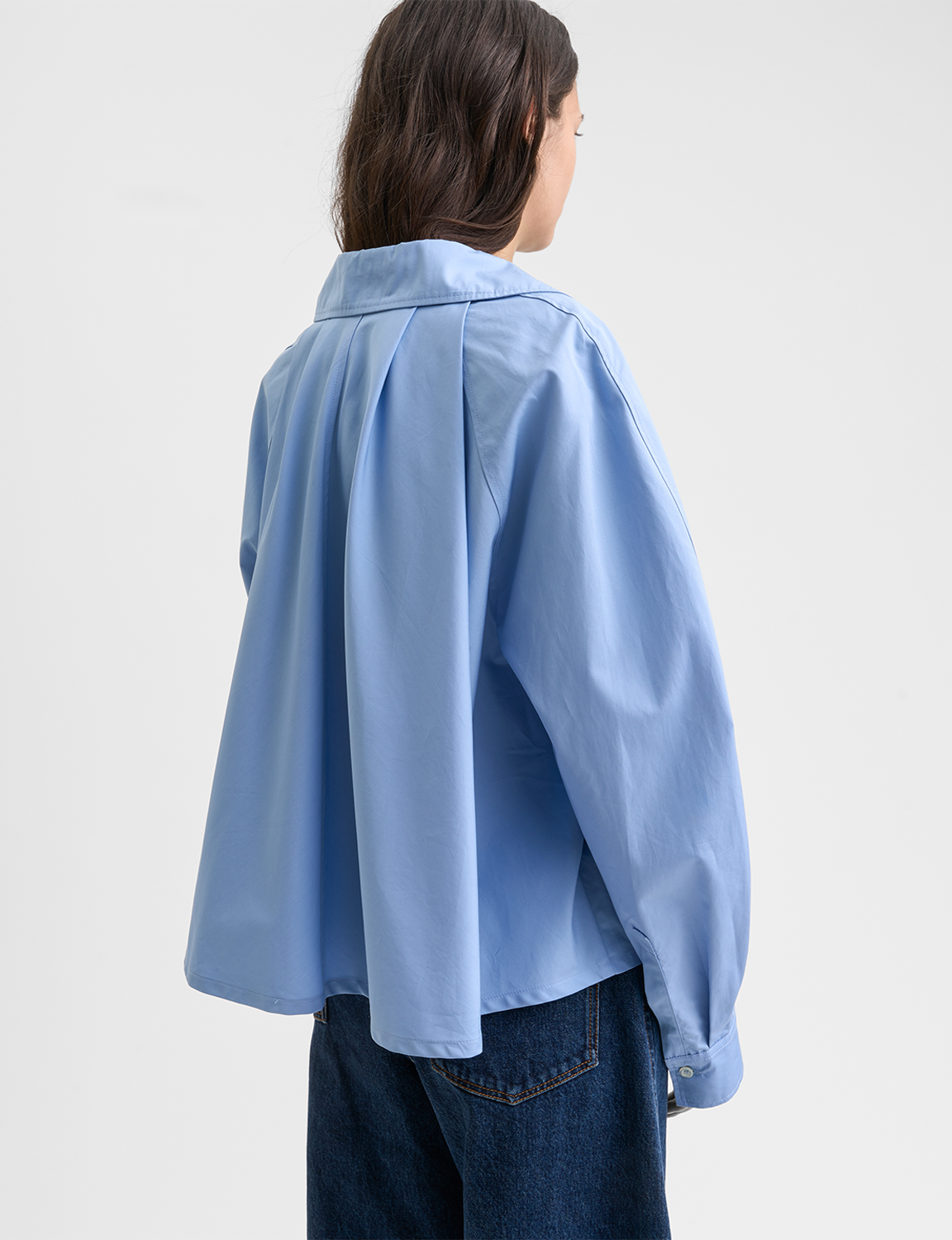 Séfr(セファー) 2026SS Pleated Shirt コットンポプリンプリーツシャツ ライトブルー 着用時のバックプリーツ