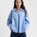 Séfr(セファー) 2026SS Pleated Shirt コットンポプリンプリーツシャツ ライトブルー 着用イメージ ポケットに手を入れたフロント