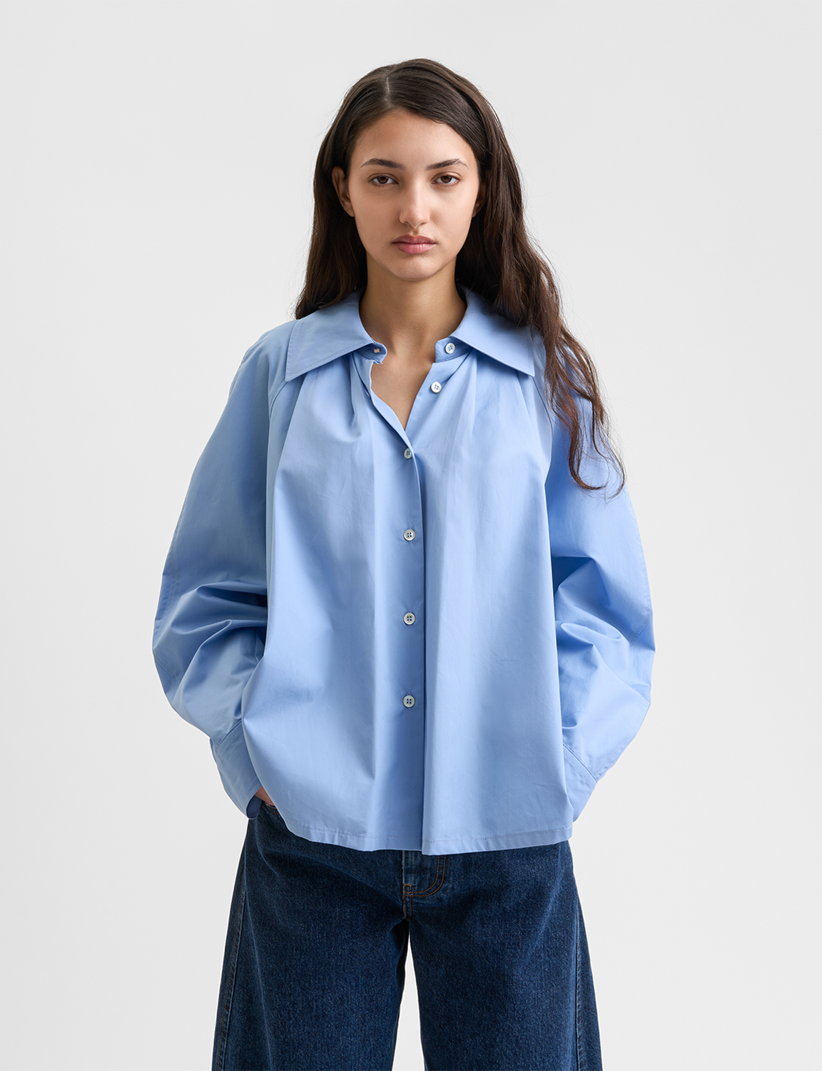 Séfr(セファー) 2026SS Pleated Shirt コットンポプリンプリーツシャツ ライトブルー 着用イメージ ポケットに手を入れたフロント