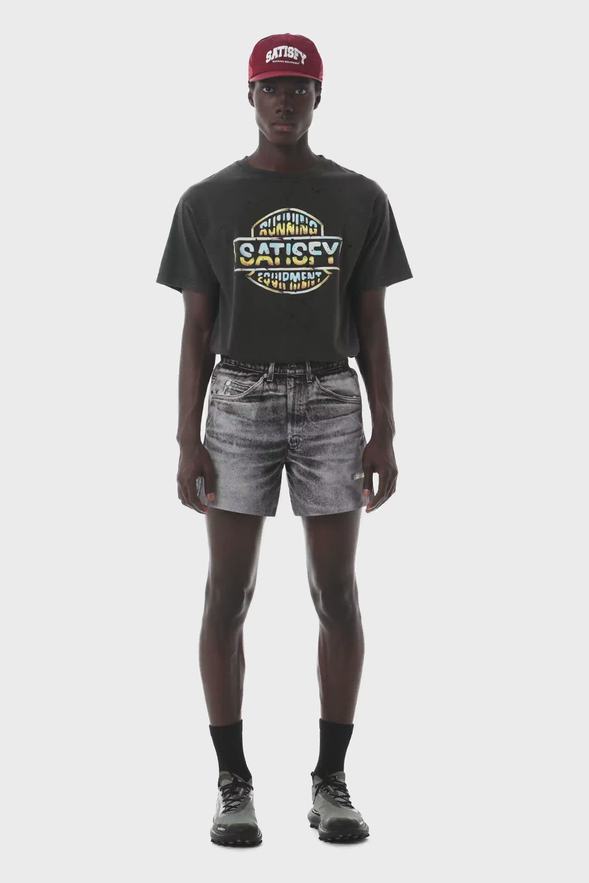 SATISFY(サティスファイ) 2026FW AmbientWarp™ 5" Unlined Shorts ランニングショーツ ブラックデニム 着用動画 グラフィックTシャツと