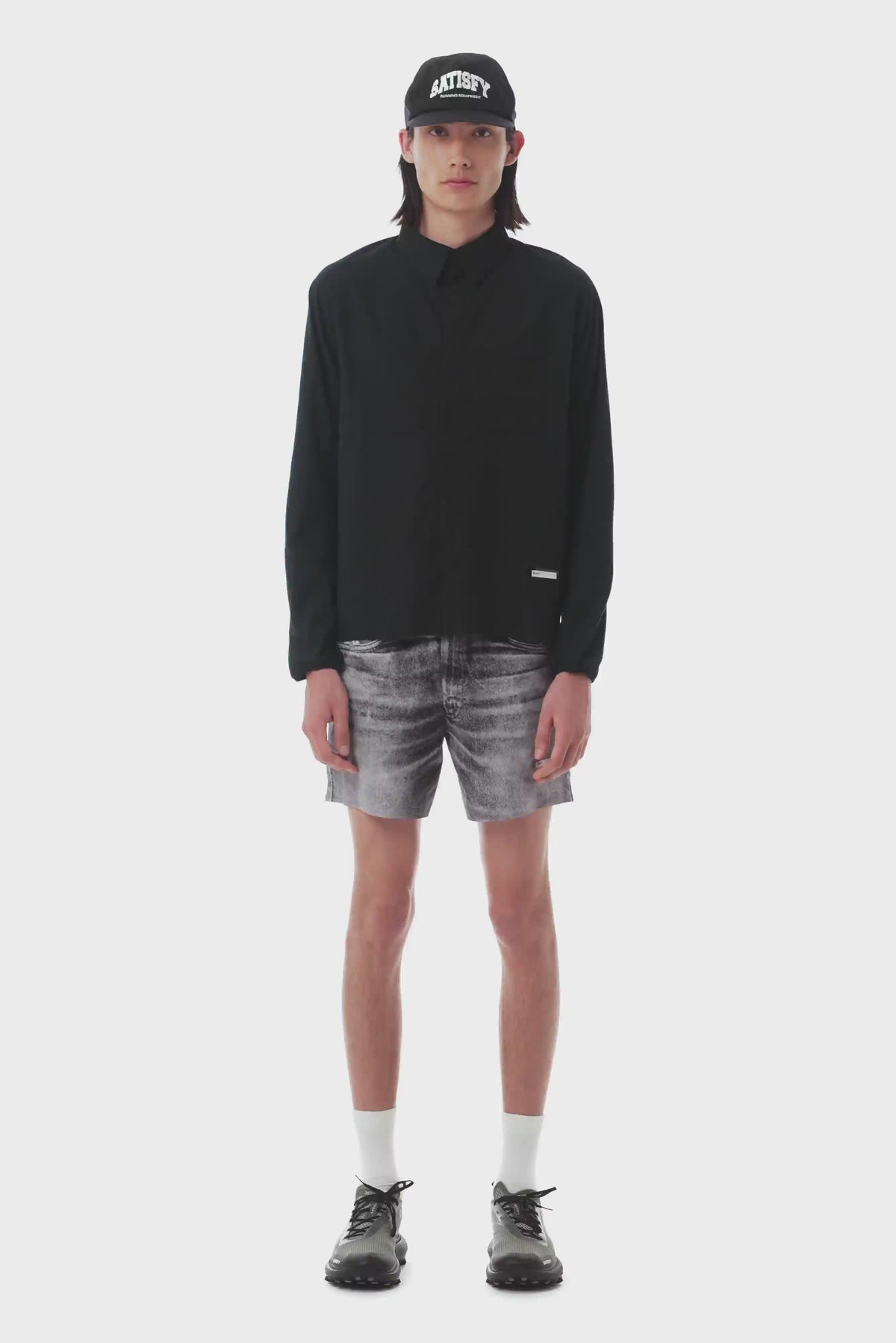 SATISFY(サティスファイ) 2026FW AmbientWarp™ 5" Unlined Shorts ランニングショーツ ブラックデニム 着用動画 ロングスリーブと